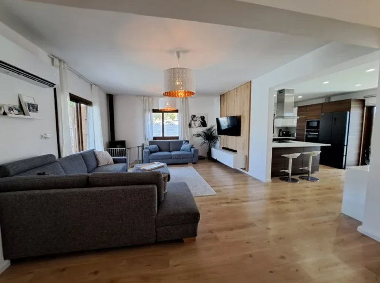 Casa 5 habitaciones 216 m² Konia, Chipre