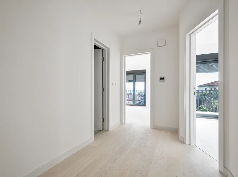 Mieszkanie 2 pokoi 77 m² Budva, Czarnogóra