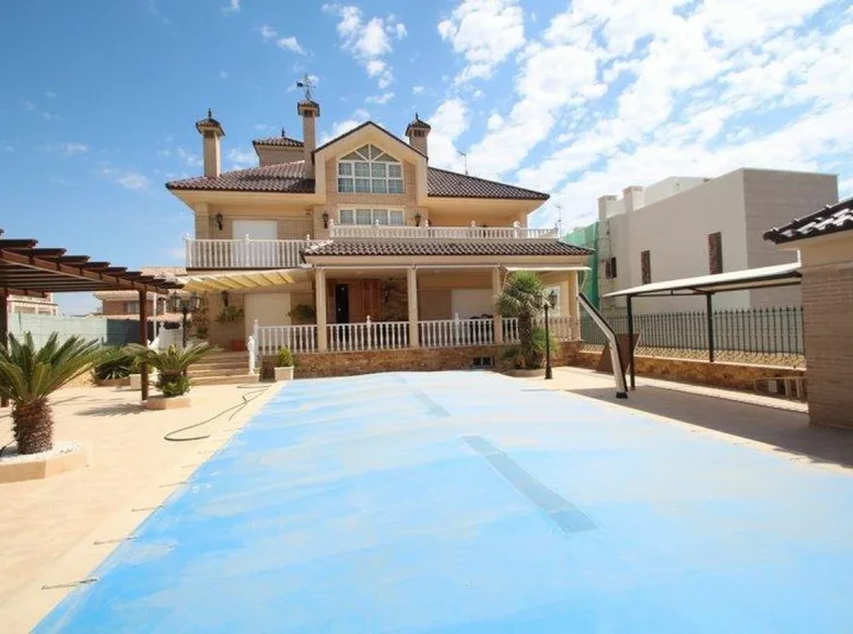 5 bedroom villa 670 m² Torrevieja, Spain