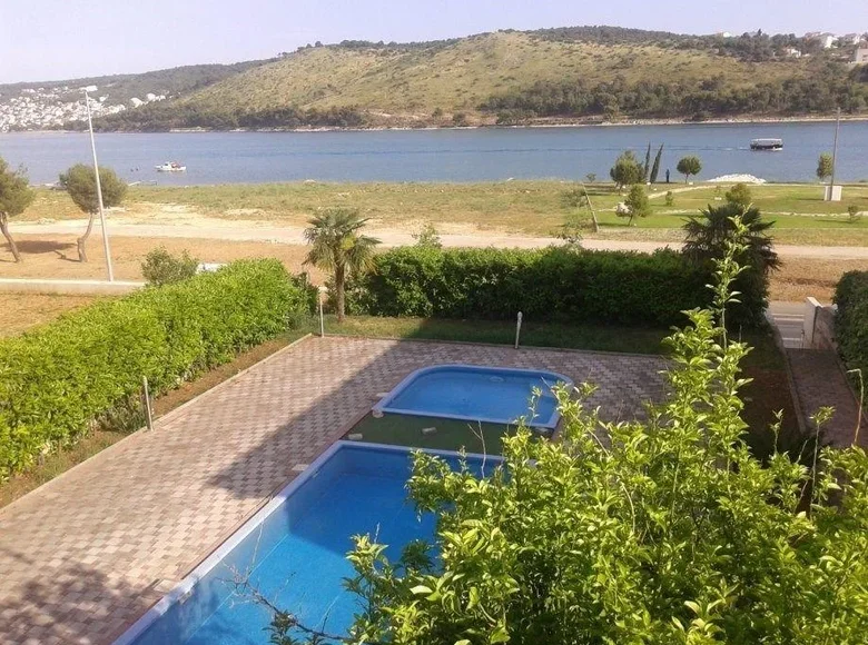 Villa de 4 dormitorios 180 m², Todos los paises
