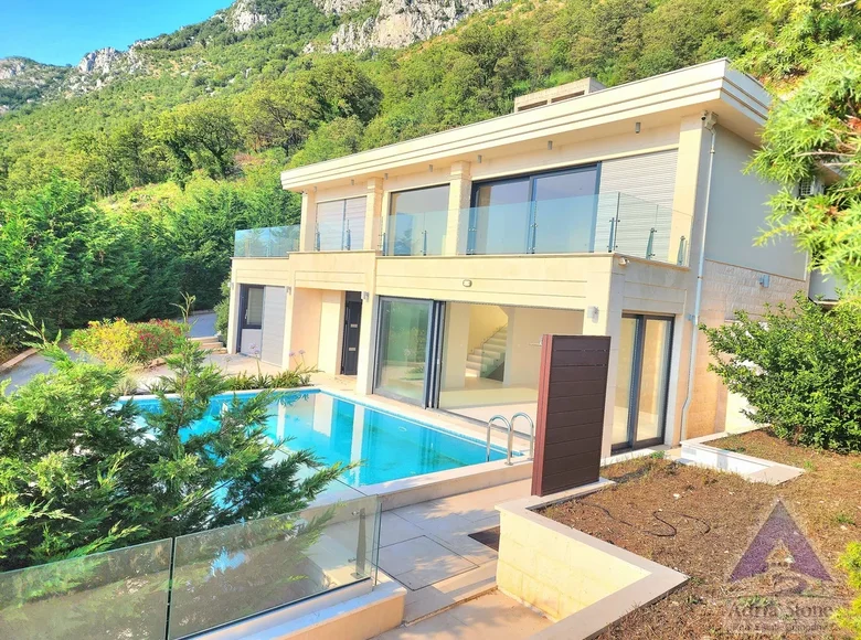 Villa de tres dormitorios 304 m² Rijeka-Rezevici, Montenegro