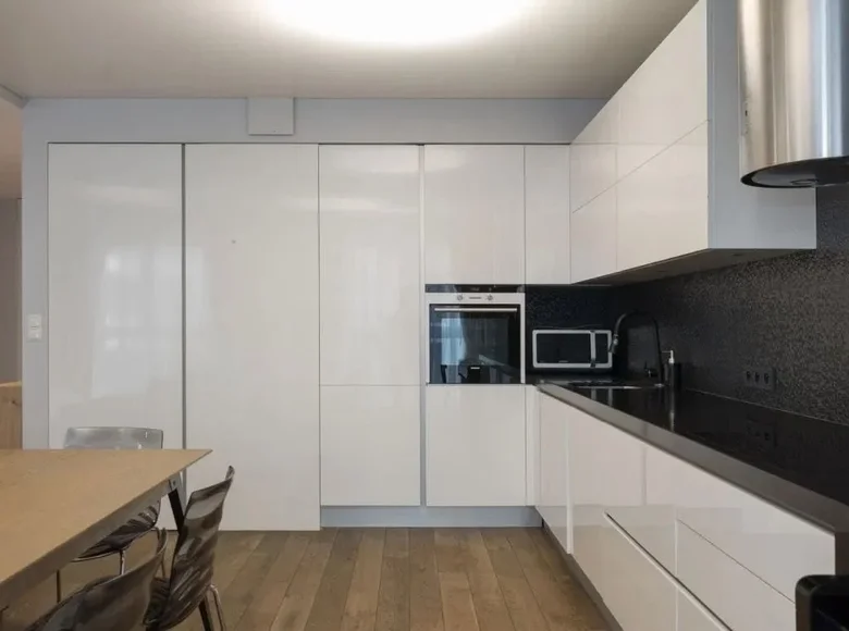 Mieszkanie 3 pokoi 75 m² w Warszawa, Polska