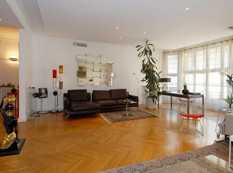 2 bedroom apartment 160 m² Paris, France