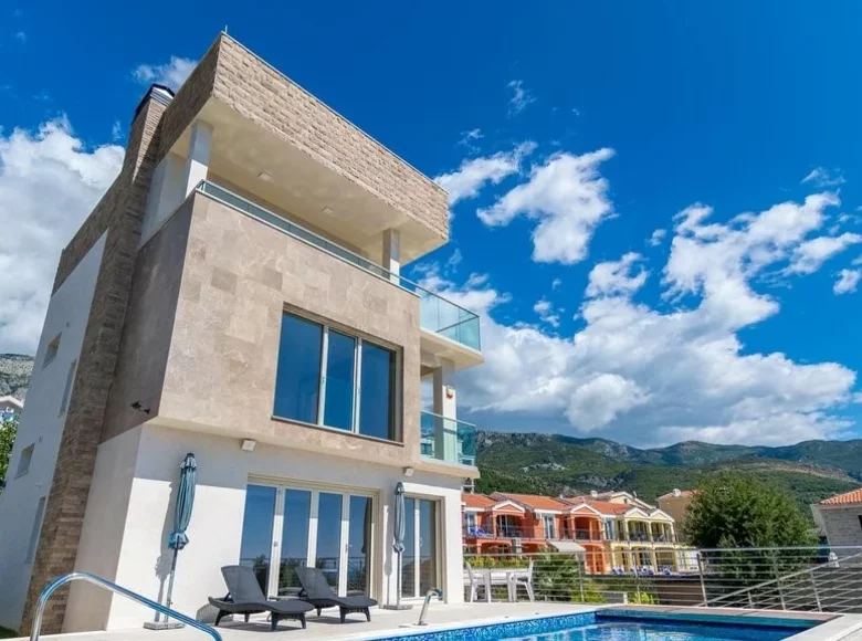 4-Schlafzimmer-Villa 400 m² Becici, Montenegro