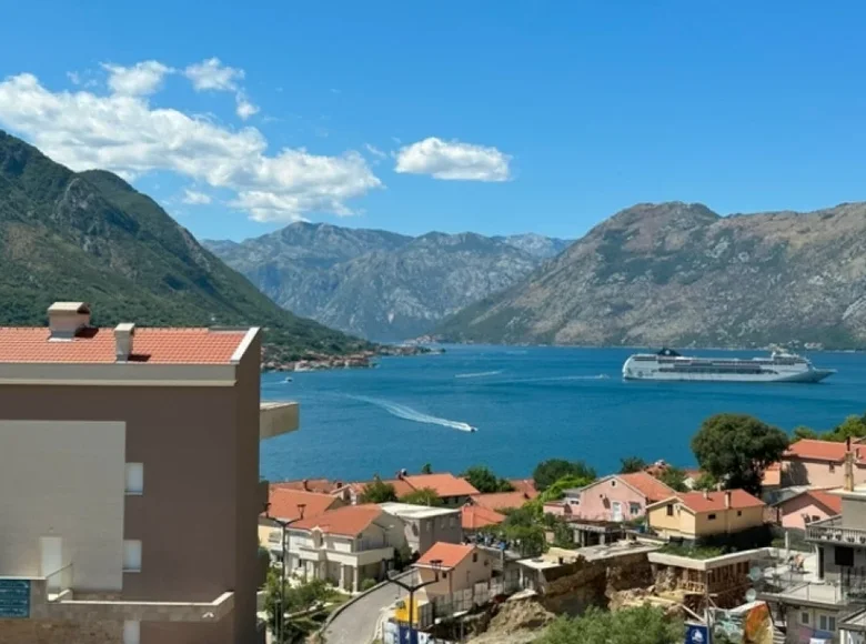 2 bedroom apartment 120 m² Dobrota, Montenegro