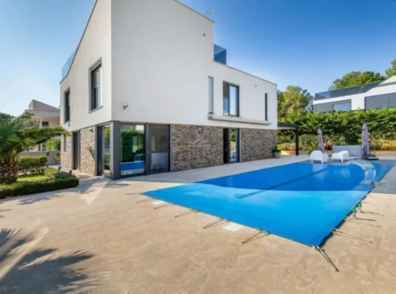 5 bedroom villa 300 m² Grad Pula, Croatia