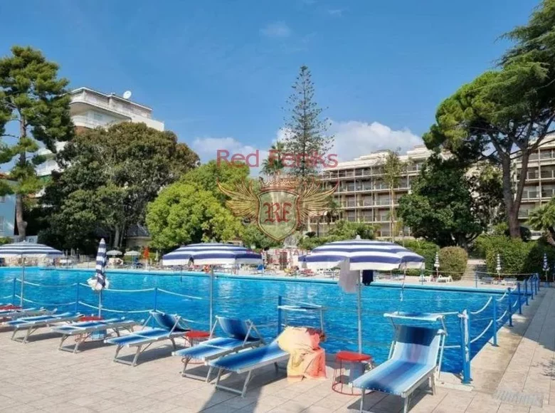 Mieszkanie 3 pokoi 150 m² Sanremo, Włochy