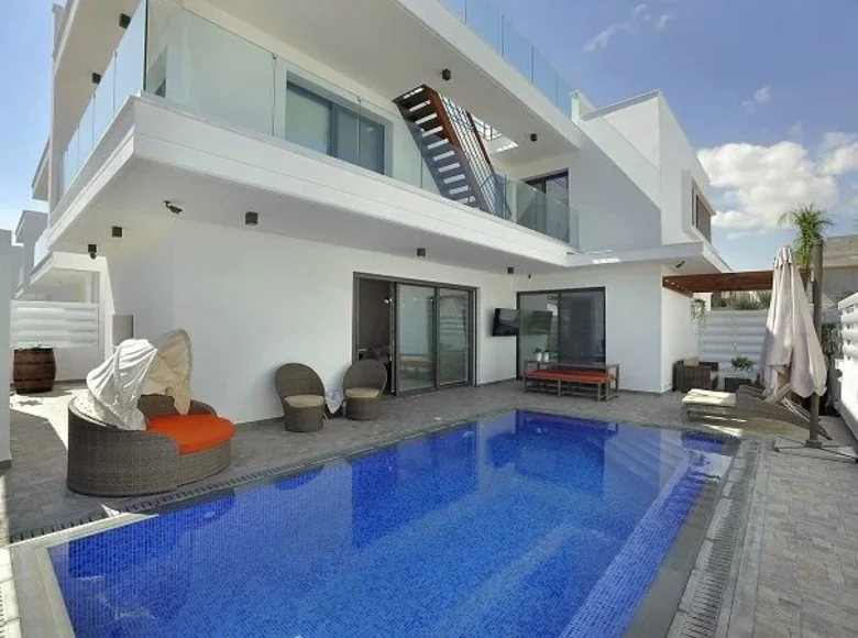 5 bedroom house 300 m² Xylotymbou, Cyprus