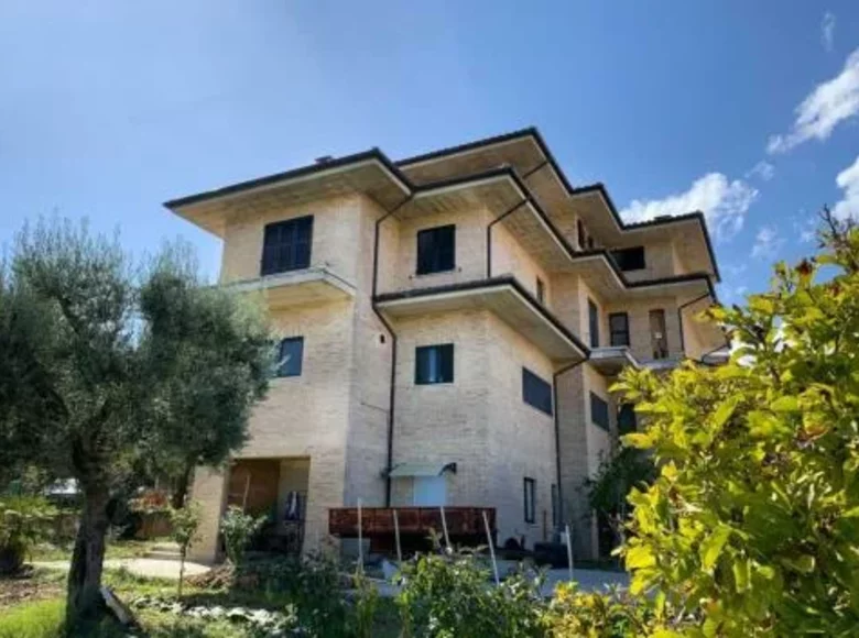 Nieruchomości komercyjne 1 000 m² Montappone, Włochy