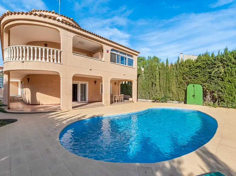 4-Schlafzimmer-Villa 325 m² Torrevieja, Spanien