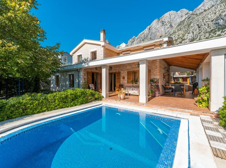 4 bedroom house 305 m² Donji Orahovac, Montenegro