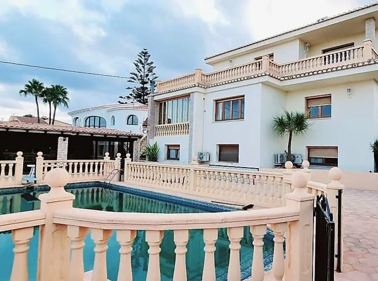 6 bedroom villa 350 m² Calp, Spain