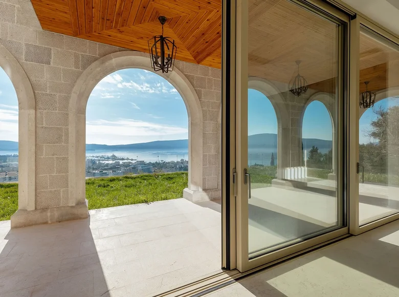 Villa 12 habitaciones 1 400 m² Tivat, Montenegro