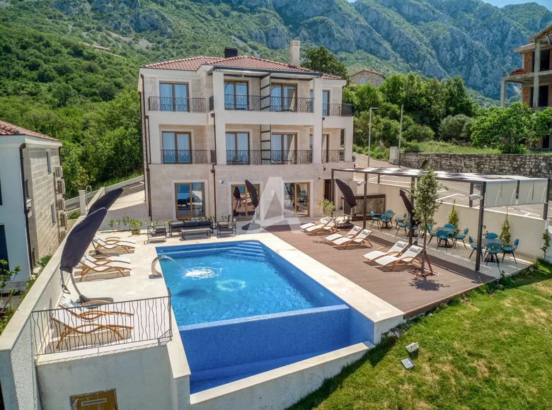villa de 5 dormitorios  Montenegro, Montenegro