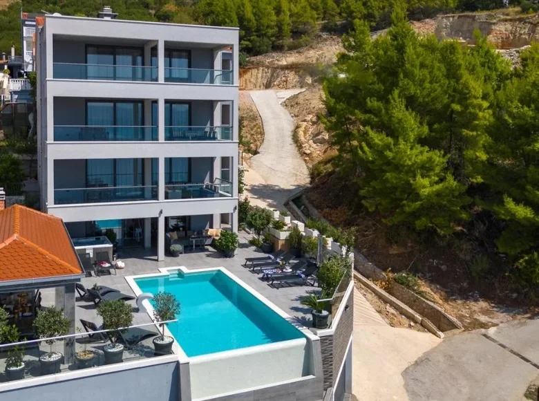 9 bedroom house 700 m² Grad Omis, Croatia
