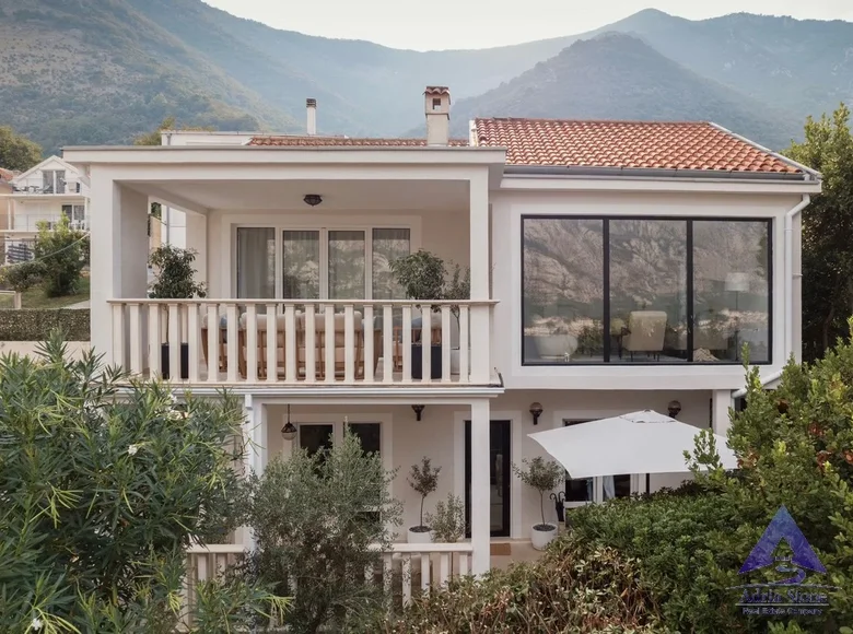 3-Schlafzimmer-Villa 147 m² Dobrota, Montenegro