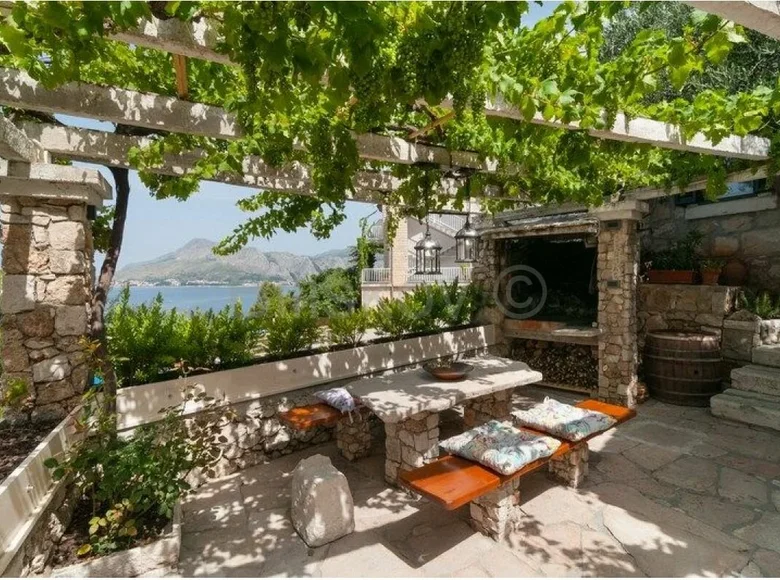 8 room house 322 m² Omis, Croatia