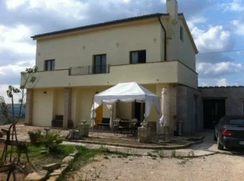 House 11 rooms 400 m² Montappone, Italy