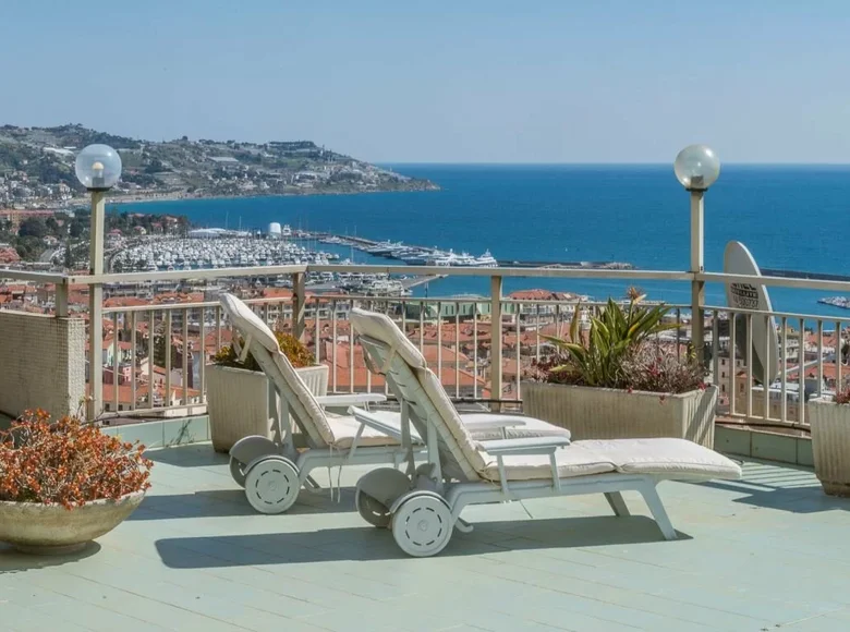 2 bedroom apartment 120 m² Sanremo, Italy