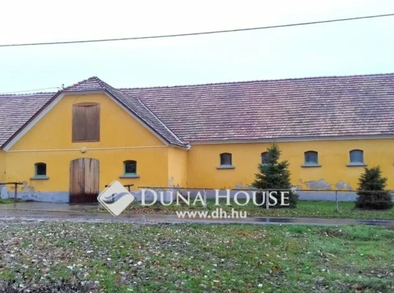 Cottage 9 160 m² Koernye, Hungary
