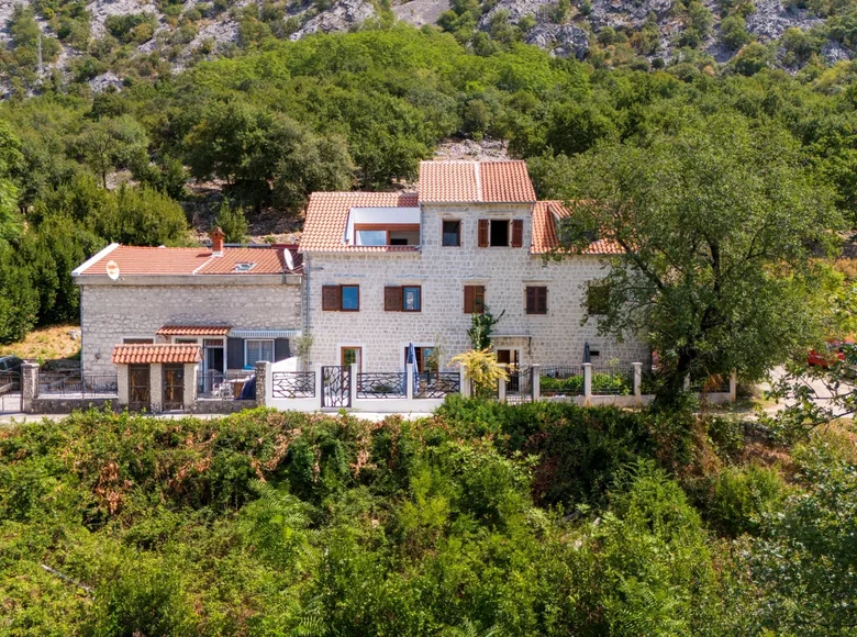 Casa 6 habitaciones 150 m² en Dobrota, Montenegro