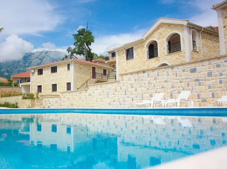 Villa 20 bedrooms 1 200 m² Bartula, Montenegro