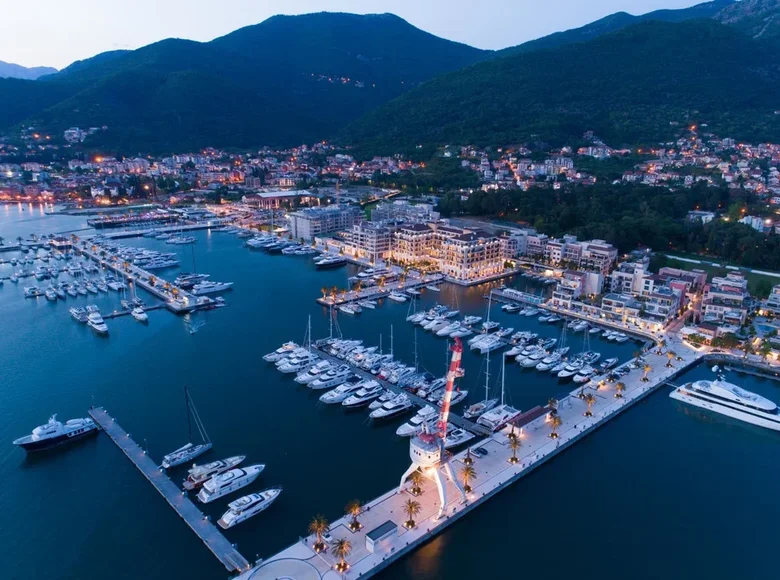 De inversiones 1 150 m² en Tivat, Montenegro