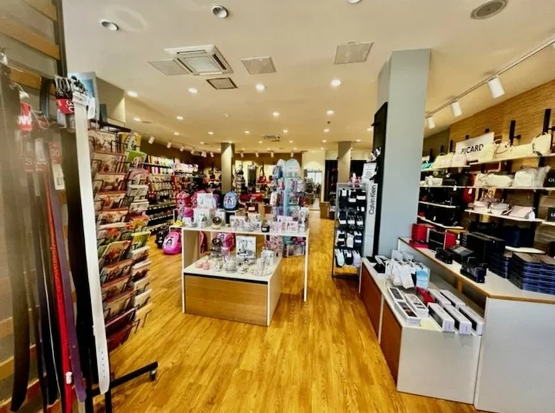 Shop 234 m² in Bled, Slovenia