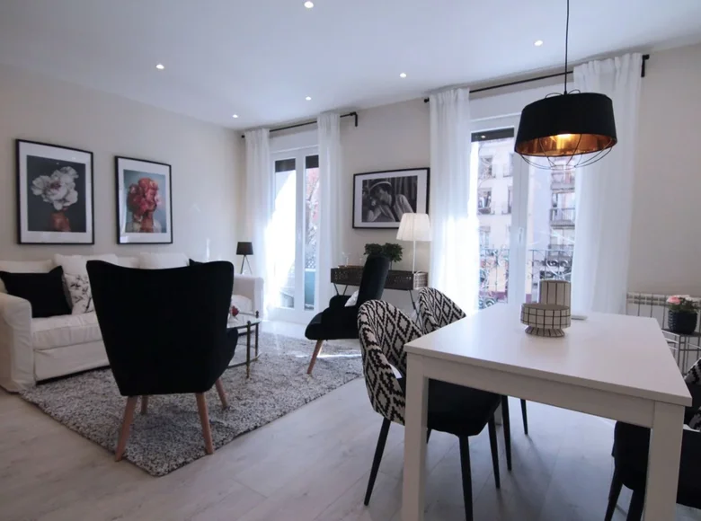 Mieszkanie 2 pokoi 97 m² Madryt, Hiszpania