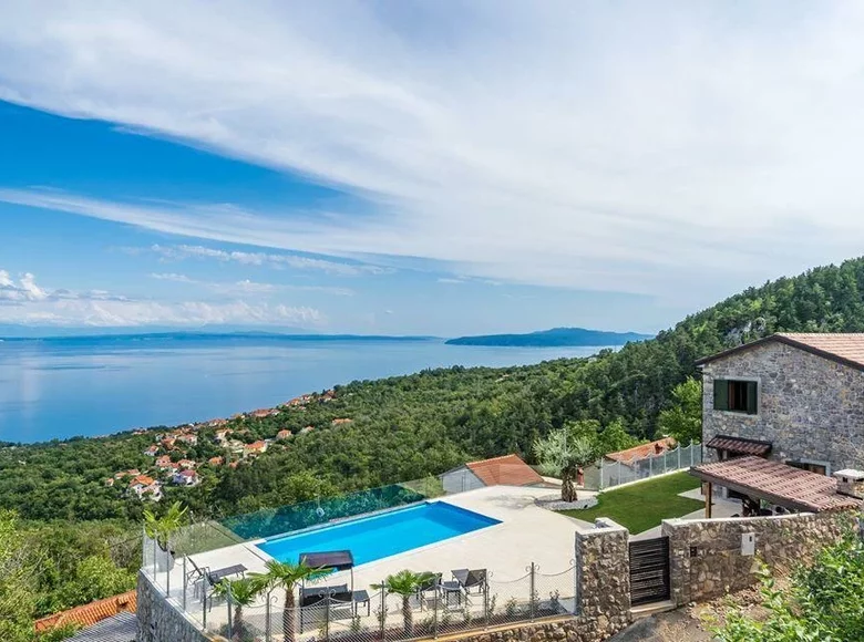 Villa de tres dormitorios 180 m² Icici, Croacia