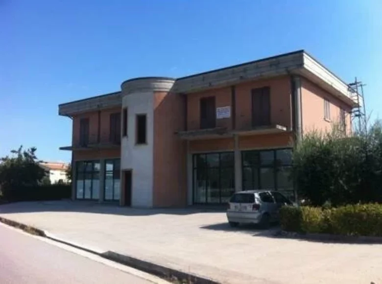 Commercial property 520 m² in Terni, Italy