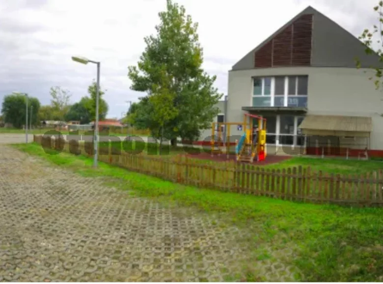 Grundstück 1 800 m² Uello, Ungarn