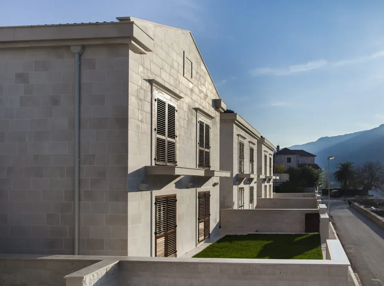 3 bedroom apartment 196 m² Dobrota, Montenegro