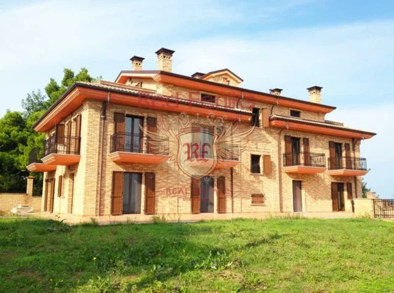 Villa de 6 habitaciones 1 078 m² Senigallia, Italia