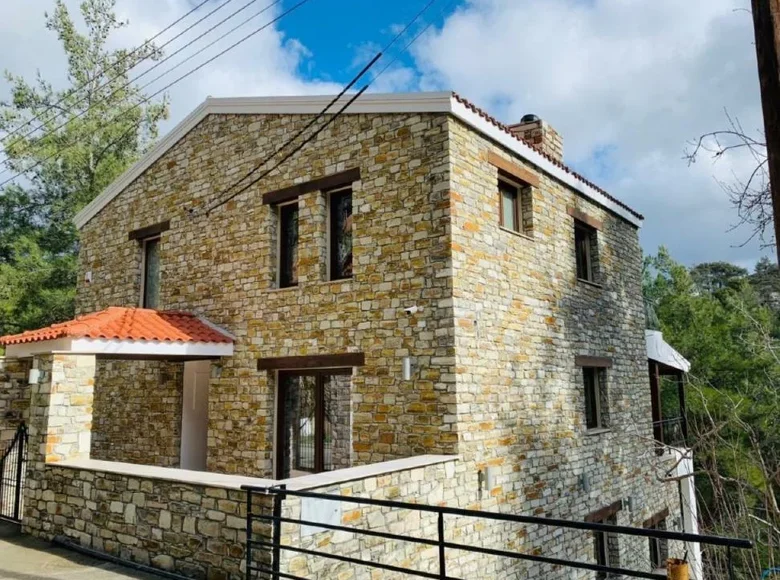 5 bedroom villa 550 m² Pera Pedi, Cyprus