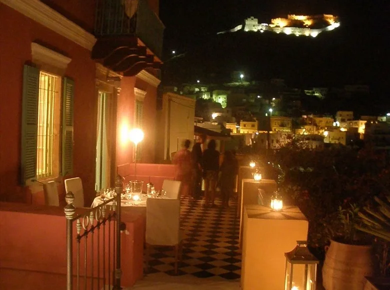 Hotel 350 m² in Vromolithos, Greece