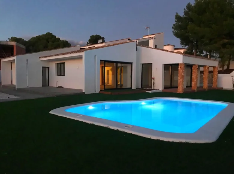 villa de 5 dormitorios 420 m² Benisa, España