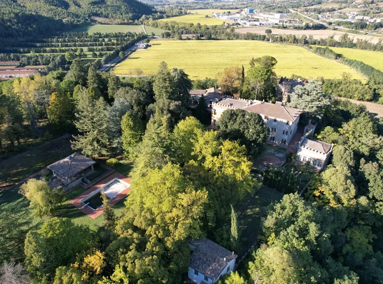 Villa 35 bedrooms 9 800 m² Perugia, Italy