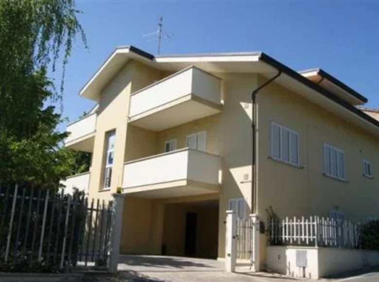Maison de ville 15 chambres 350 m² Terni, Italie