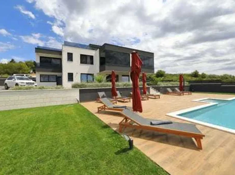 villa de 5 dormitorios 597 m² Bashkia Durres, Albania