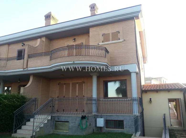 Townhouse 2 bedrooms 200 m² Pescara, Italy