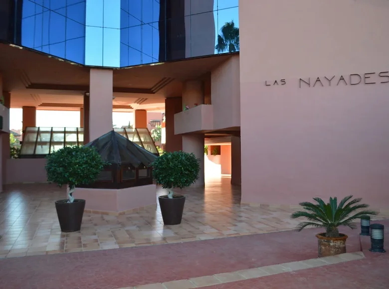 Mieszkanie 2 pokoi 130 m² Estepona, Hiszpania