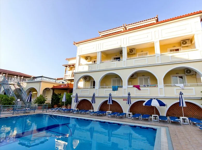 Hotel 1 320 m² in Kalamaki, Greece