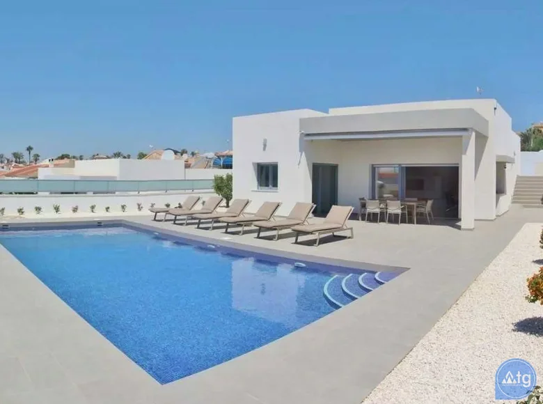 Villa de tres dormitorios 120 m² Formentera del Segura, España