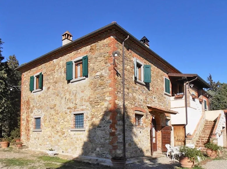 Revenue house 400 m² in Lucignano, Italy