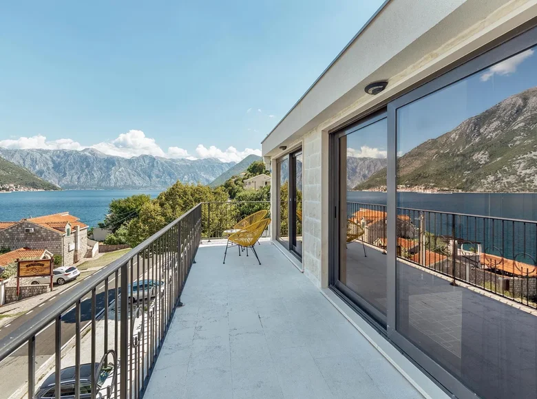 Villa de 4 dormitorios 300 m² Montenegro, Montenegro