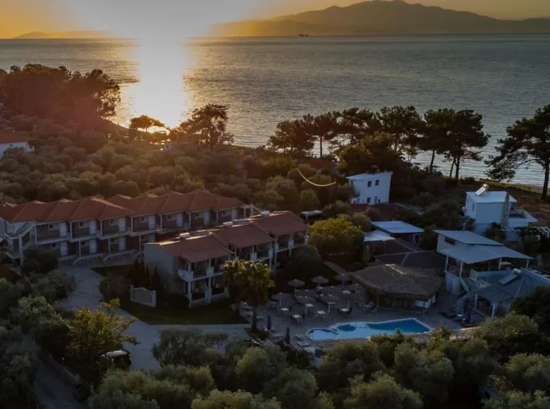 Hotel 1 056 m² in Skala Rachoniou, Greece