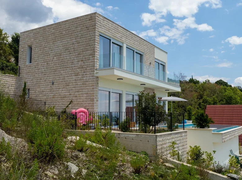 4 bedroom Villa 320 m² Herceg Novi, Montenegro
