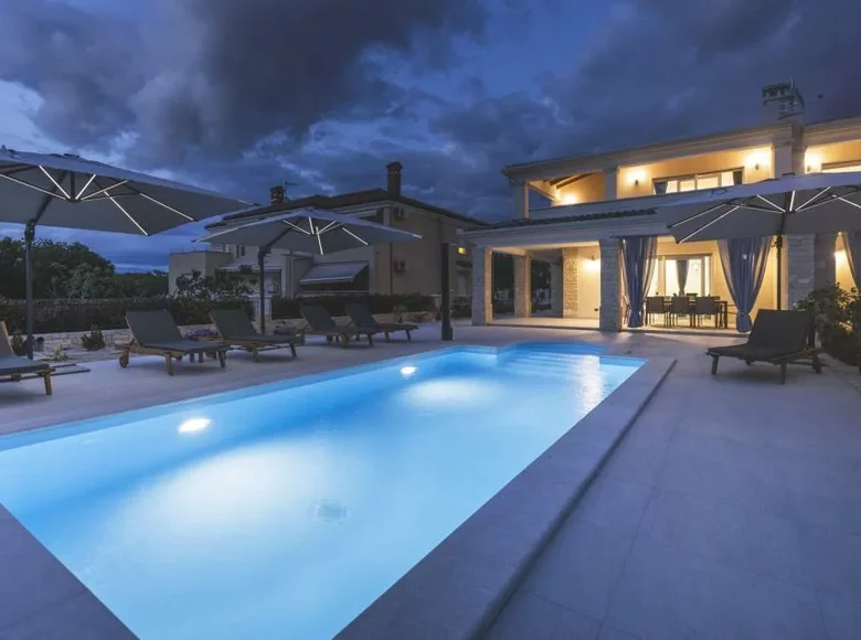 villa de 5 dormitorios 210 m² Umag, Croacia