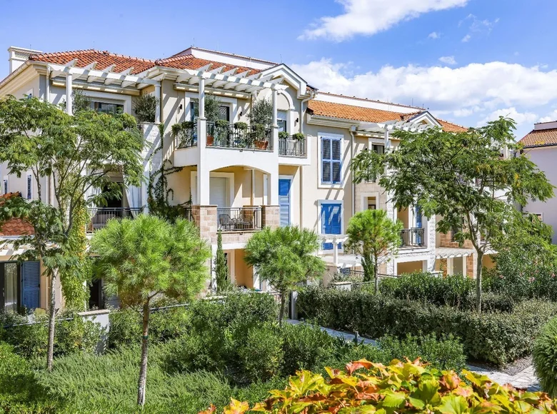 Квартира 2 спальни 98 м² Луштица, Черногория